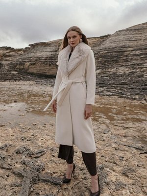 Yakası Çıkabilir Kürklü Çıt Kapamalı Ara Boy Kaban Ekru