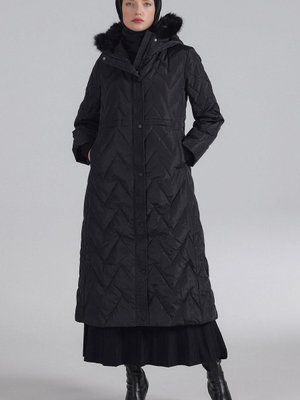 Zigzag Desenli Kaz Tüyü Manto Siyah