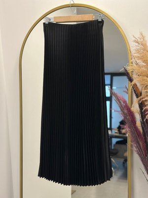 Orkide Deri Görünümlü İnce Piliseli Lake Etek Siyah Orkide Deri Görünümlü İnce Piliseli Lake Etek Siyah