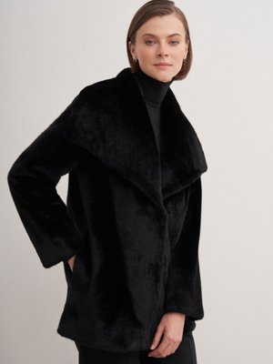 Hakim Yaka Kısa Kürk Mont