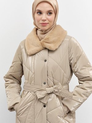 Kürk Yakalı Garnili Kapitone Kaban Bej Kürk Yakalı Garnili Kapitone Kaban Bej