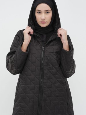 Kollar Nakışlı Kapitone Kaban Siyah Kollar Nakışlı Kapitone Kaban Siyah