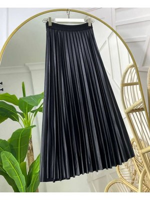 Siyah Deri Görünümlü Piliseli Etek Siyah Deri Görünümlü Piliseli Etek