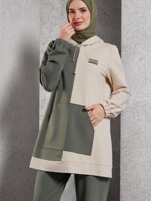 İki Renkli Pantolonlu Eşofman Takımı