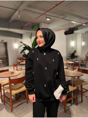 Bisiklet Yaka Taş Detaylı Şık İçi Şardonlu Sweatshirt Bisiklet Yaka Taş Detaylı Şık İçi Şardonlu Sweatshirt