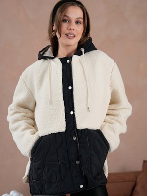 Siyah Kapüşonlu Astarlı Kapitone Detaylı Peluş Mont Siyah Kapüşonlu Astarlı Kapitone Detaylı Peluş Mont