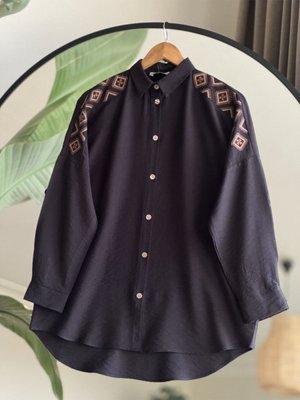 Omuz Nakış İşlemeli Gömlek