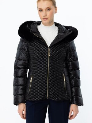 Siyah Önü Desenli Kürk Kapüşonlu Kaban Siyah Önü Desenli Kürk Kapüşonlu Kaban