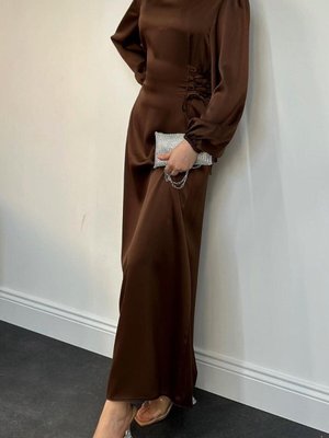 Elenor Belden Bağlamalı Saten Elbise Kahverengi Elenor Belden Bağlamalı Saten Elbise Kahverengi