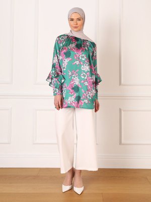 Yeşil Fırfır Detaylı İpek Tuşeli Çiçek Desenli Bluz Yeşil Fırfır Detaylı İpek Tuşeli Çiçek Desenli Bluz