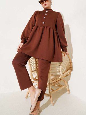 Kahverengi Taş Düğmeli Scuba İkili Takım Kahverengi Taş Düğmeli Scuba İkili Takım