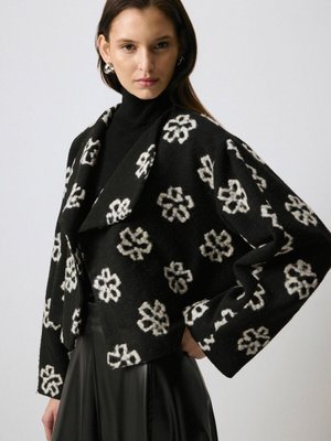 Çiçek İşlemeli Kısa Mont