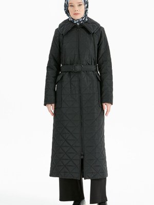 Devrik Yaka Kapitone Manto Siyah Devrik Yaka Kapitone Manto Siyah