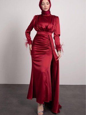 Kuyruk Detaylı Kolları Tüylü Abiye Elbise Kırmızı Kuyruk Detaylı Kolları Tüylü Abiye Elbise Kırmızı