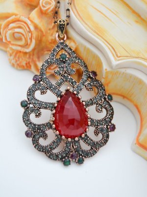 Kırmızı Yakut Taşli Saray Kolyesi̇