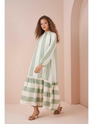 Yeşil Etek Ucu Fırfırlı Kalın Çizgili Müslin Elbise