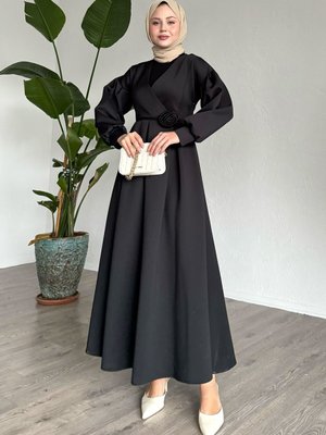 Gül Aksesuarlı Siyah Scuba Elbise Gül Aksesuarlı Siyah Scuba Elbise