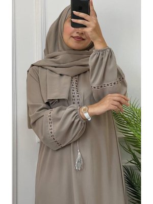 Yeni Sezon Kadın İçin Tesettürlü Ve Şık Şal İle Ferace Model Yeni Sezon Kadın İçin Tesettürlü Ve Şık Şal İle Ferace Model