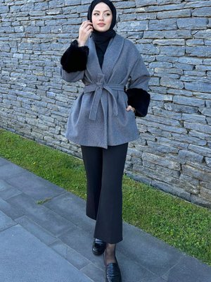 Kolu Kürklü Çizgili Kaşe Kaban Siyah Kolu Kürklü Çizgili Kaşe Kaban Siyah