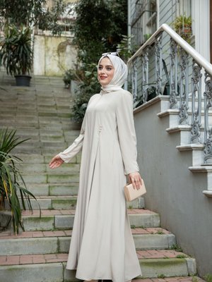 Lüks Kumaştan Yapılmış, Uzun Kollu Ve Şık Fermuarlı Kadın Feracesinin Modern Tasarımı. Lüks Kumaştan Yapılmış, Uzun Kollu Ve Şık Fermuarlı Kadın Feracesinin Modern Tasarımı.