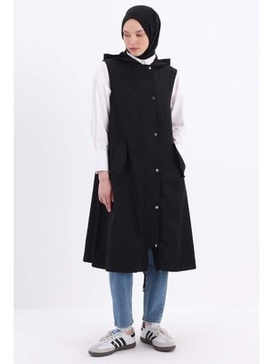 Siyah Kapüşonlu Çıtçıtlı Yelek