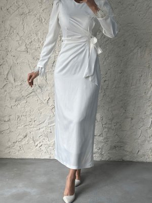 Zarif Dokunuşlarla Süslenmiş, Kolu Tüylü Kalem Saten Abiye Elbise Beyaz Zarif Dokunuşlarla Süslenmiş, Kolu Tüylü Kalem Saten Abiye Elbise Beyaz