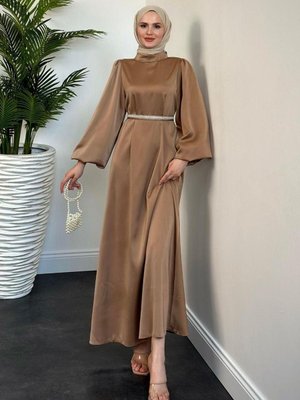 Nika Kemeri İncili Saten Abiye Elbise Sütlü Kahve Nika Kemeri İncili Saten Abiye Elbise Sütlü Kahve