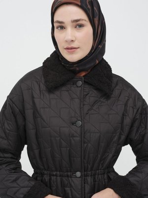 Peluş Detaylı Kapitone Manto Siyah