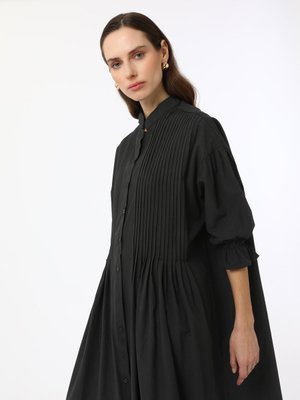 Siyah Nervür Detaylı Kolu Lastikli Elbise