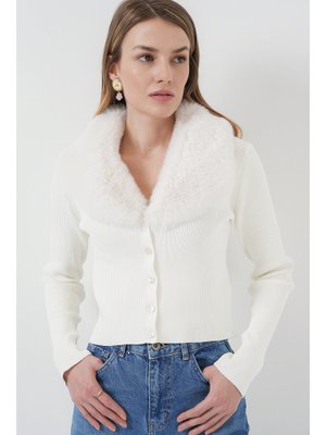 Beyaz Yakası Kürklü Triko Hırka