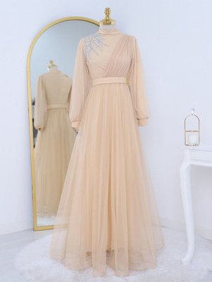 Önü Taş Detaylı Drapeli Kemerli Tül Abiye Elbise Bej Önü Taş Detaylı Drapeli Kemerli Tül Abiye Elbise Bej