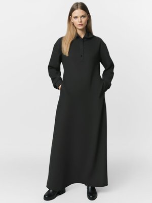 Siyah Çıtçıt Detaylı Yumuşak Tuşeli Elbise