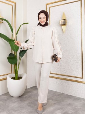 Bej Önü Düğmeli Ve Kolları Nakış Detaylı Gömlek İle Pantolonlu İkili Keten Takım Bej Önü Düğmeli Ve Kolları Nakış Detaylı Gömlek İle Pantolonlu İkili Keten Takım