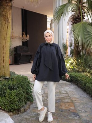 Siyah Yakası Fularlı Pileli Tunik