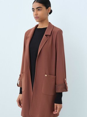 Kolları Katlanabilir Örme Blazer Ceket Kahve Kolları Katlanabilir Örme Blazer Ceket Kahve