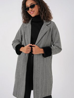 Kolları Tüylü Balık Sırtı Kaşe Kaban Siyah Kolları Tüylü Balık Sırtı Kaşe Kaban Siyah