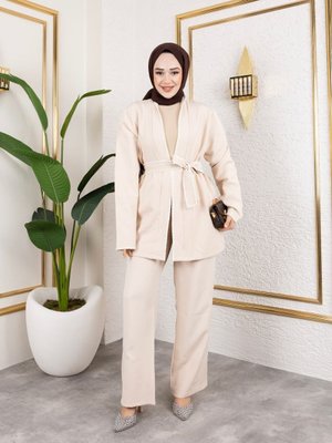 Bej Nakış Detaylı Ve Kuşaklı Duble Kumaş Ceket & Pantolon Takım Bej Nakış Detaylı Ve Kuşaklı Duble Kumaş Ceket & Pantolon Takım