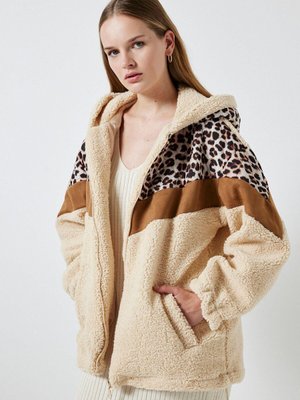 Leopar Kapitoneli Kapüşonlu Mont Leopar Kapitoneli Kapüşonlu Mont