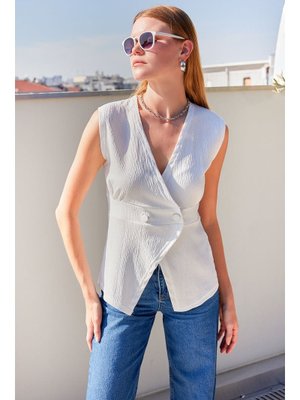 Beyaz Düğme Detaylı Örme Yelek Beyaz Düğme Detaylı Örme Yelek
