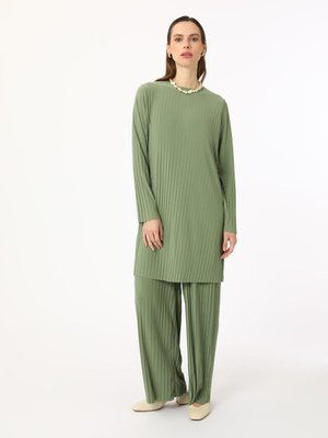Yeşil Sandy Kumaş Pliseli Takım Yosun