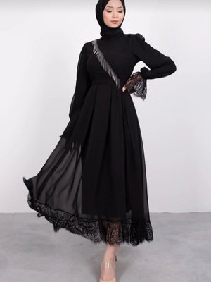 Çapraz Zincir Detaylı Asimetrik Abiye Elbise Siyah