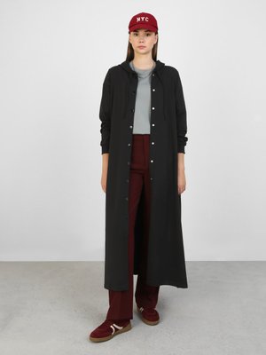 Siyah Kapüşon Detaylı Çıtçıtlı Spor Pardesü