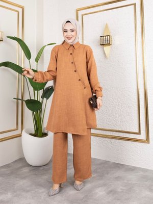 Kiremit Gömlek Yaka Önü Çapraz Düğmeli Ve İç Bağlamalı Pantolonlu İkili Keten Takım Kiremit Gömlek Yaka Önü Çapraz Düğmeli Ve İç Bağlamalı Pantolonlu İkili Keten Takım