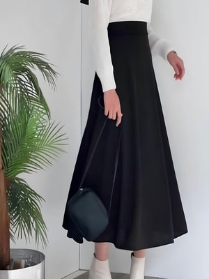 Siyah Krep Kumaş Kloş Ve Günlük Etek Siyah Krep Kumaş Kloş Ve Günlük Etek