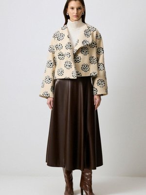 Çiçek İşlemeli Kısa Mont Çiçek İşlemeli Kısa Mont