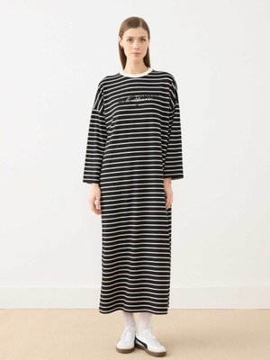 Önü Nakış Detaylı Elbise Siyah