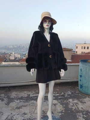 Siyah Pula Yakası Kolları Kürklü Angora Kaban