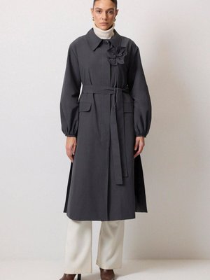 Çiçek Detaylı Büzgülü Trençkot Çiçek Detaylı Büzgülü Trençkot