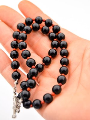 Siyah Orijinal Oniks Taşı Ve Mercan T Kilit Şifa Kolyesi