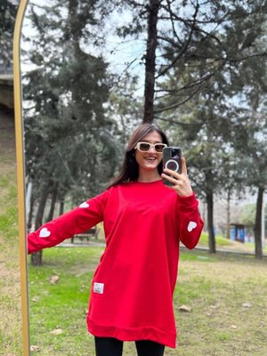 Kolu Kalp Detaylı Kırmızı Uzun Sweatshirt Kolu Kalp Detaylı Kırmızı Uzun Sweatshirt